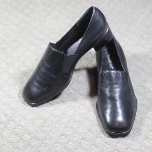 NWOT Trotters Size 7 Black Leather 1.5" Block Heeled Loafers
